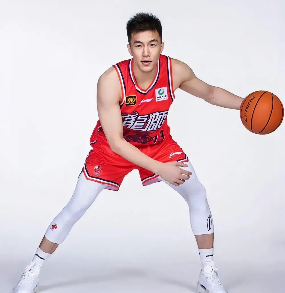 福建男篮表现出色，赢得全队赞誉