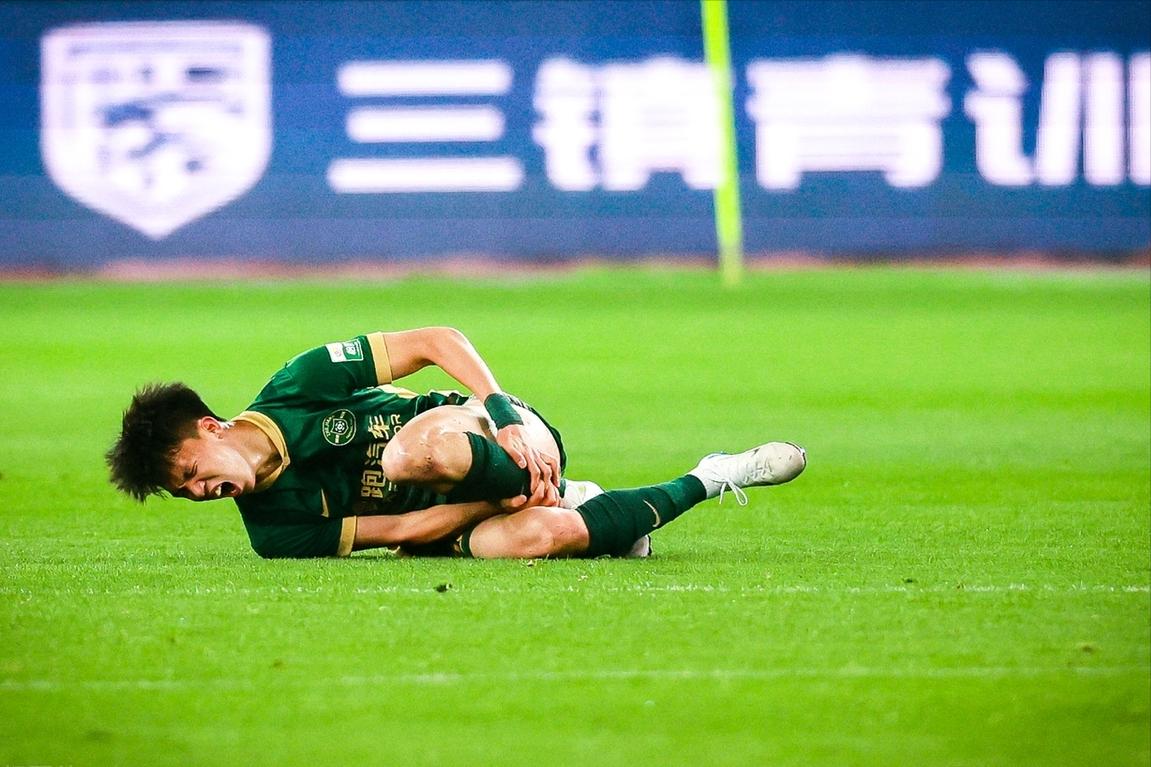 中超-米特里策首秀2射1传王钰栋破门伤退浙江3-0完胜海牛的简单介绍
