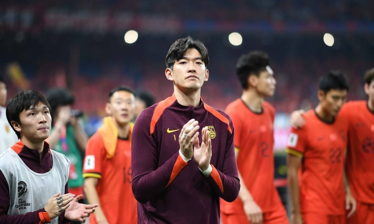 关于情难自已!王大雷对阵巴林后长时间落泪颜骏凌安慰的信息