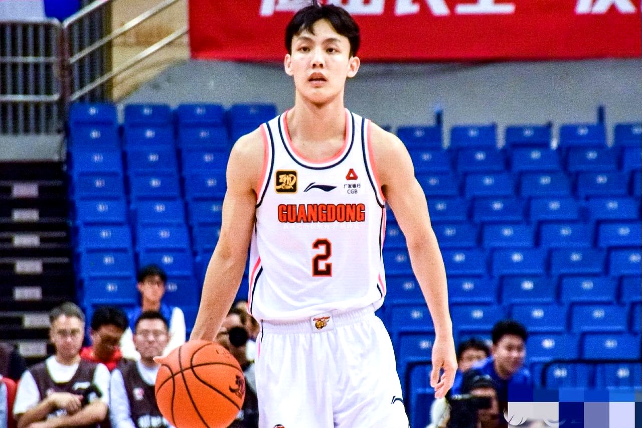 包含胡金秋16+6胡明轩10分中国男篮险胜波黑的词条