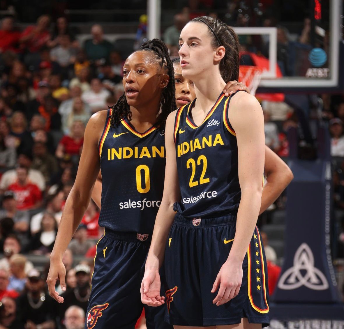 WNBA全明星分队:克拉克约内斯库同队主教练被交易的简单介绍