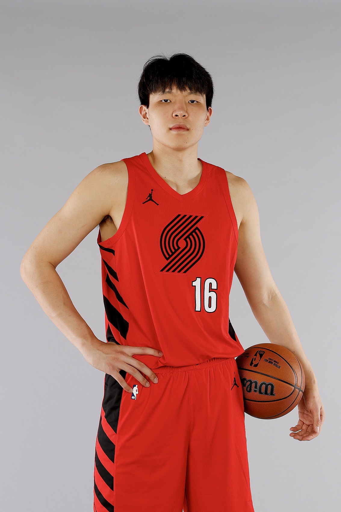 包含去年新秀二阵中锋今日面对杨瀚森11投仅1中的词条