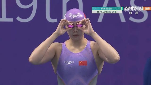 游泳选手勇夺金牌，实力惊人