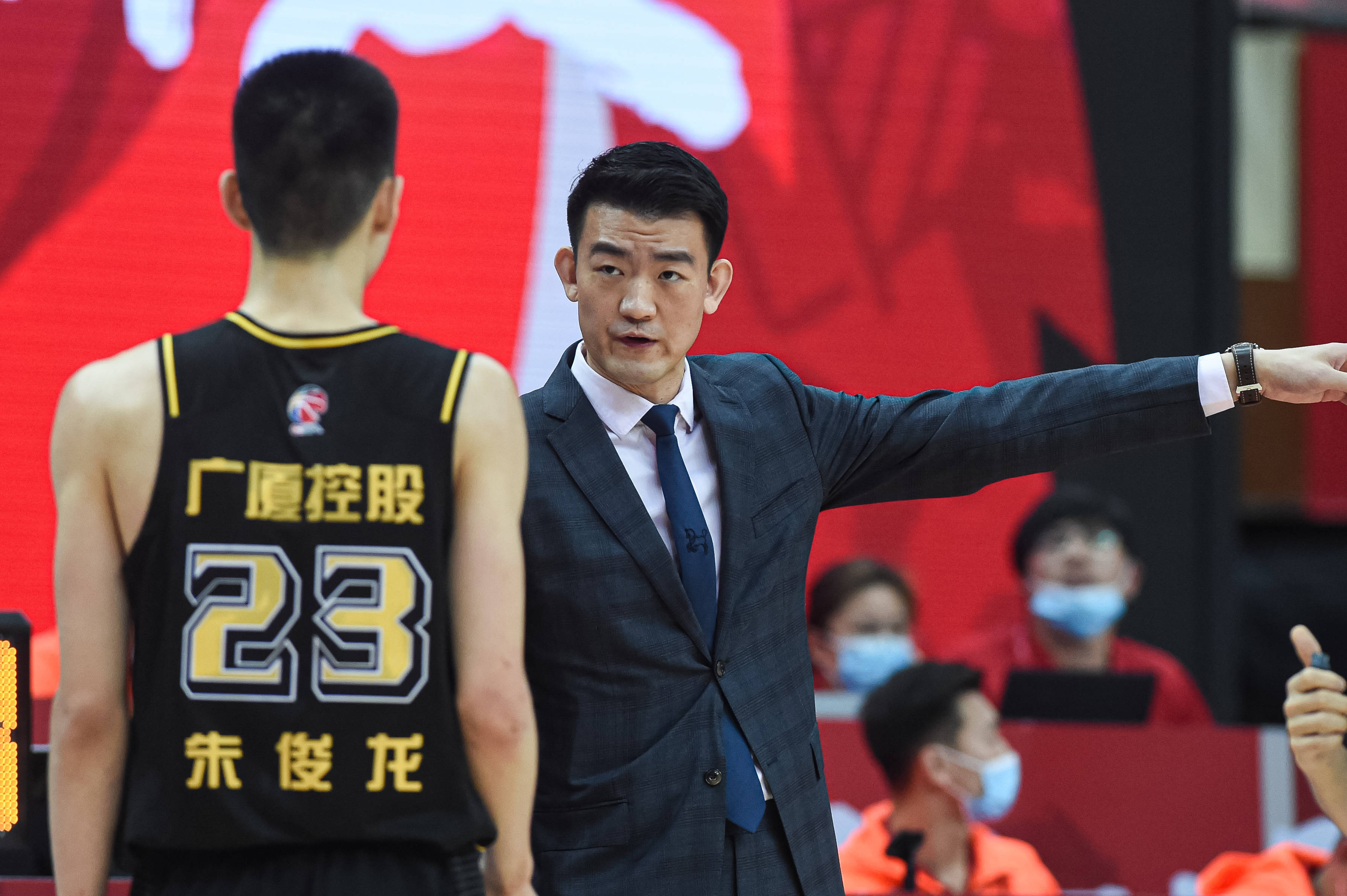 米尔顿凯恩斯痛失好局，球迷探讨主教练战术